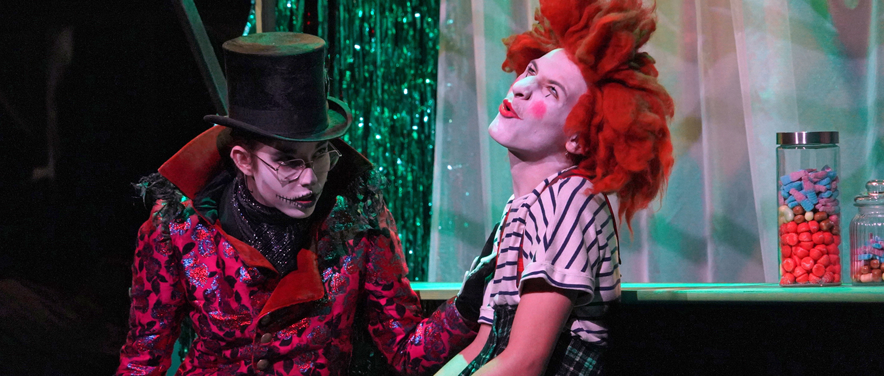 Clown étrange et Gérant du Parc complotent